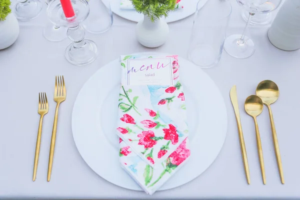 Schöne Tischdekoration Mit Weißen Und Rosa Blumen — Stockfoto