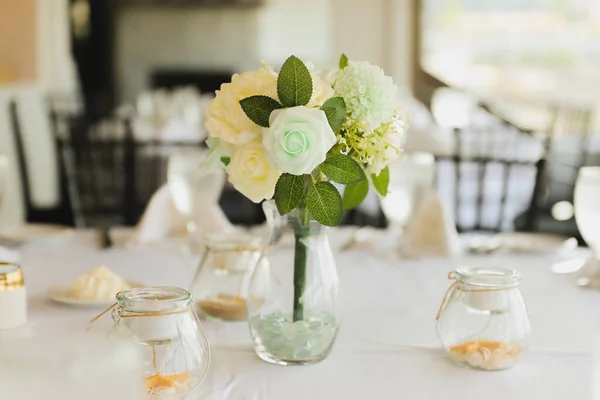 Hochzeitsstrauß Mit Blumen Und Kerzen — Stockfoto