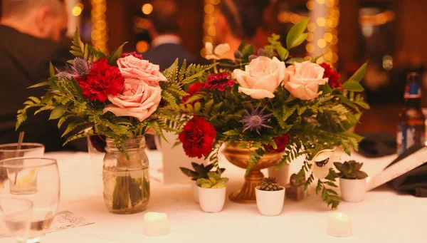 桌上漂亮的结婚花束和蜡烛 — 图库照片