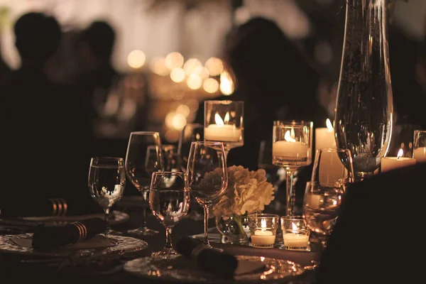 有香槟酒杯和蜡烛的婚桌 — 图库照片