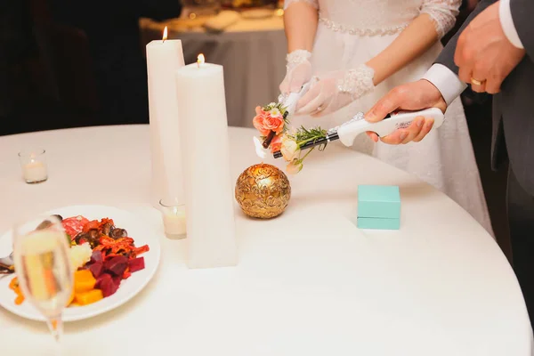 Trauringe Und Braut Auf Einem Tisch Restaurant — Stockfoto