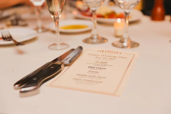 Tischdekoration Mit Weißweingläsern Und Besteck Restaurant — Stockfoto