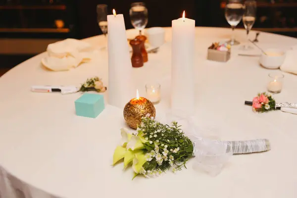漂亮的婚宴桌上摆满了鲜花和蜡烛 — 图库照片