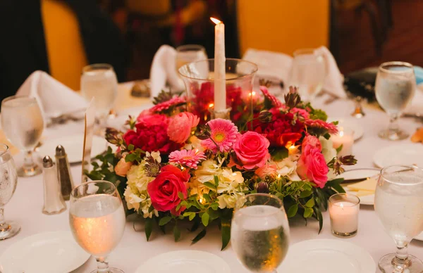 Hochzeitstisch Mit Blumen Und Kerzen — Stockfoto