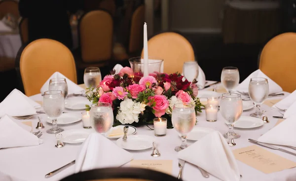 婚宴桌上摆满了鲜花和眼镜 — 图库照片
