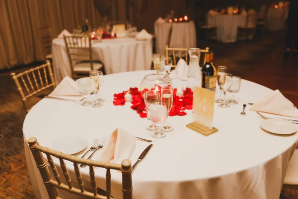 婚宴桌上摆满了白花和蜡烛 — 图库照片
