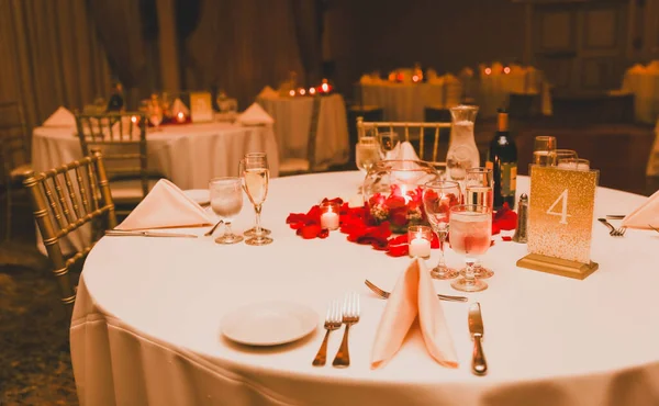 Schöne Hochzeitstafel Mit Blumen Und Kerzen — Stockfoto