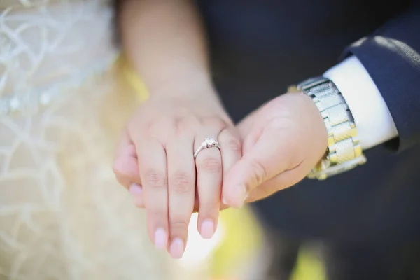 花嫁の手に結婚指輪 — ストック写真