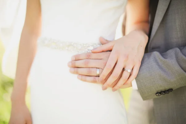 新婚夫婦の背景に結婚指輪と花嫁 — ストック写真