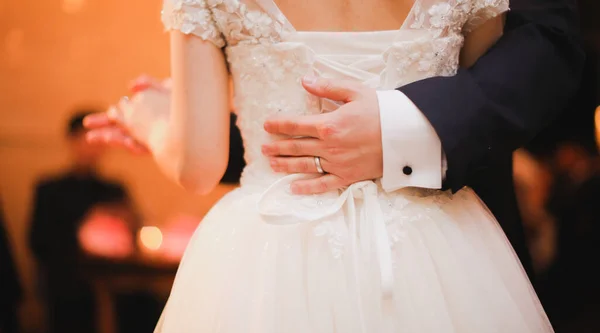Menyasszony Vőlegény Kéz Kézben Jegygyűrűkön — Stock Fotó