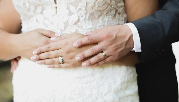Γαμήλιο Ζευγάρι Χέρια Στο Χέρι Του Γαμπρού Της — Φωτογραφία Αρχείου