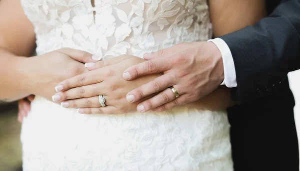 Coppia Nozze Con Mani Sulla Mano Del Suo Sposo — Foto Stock