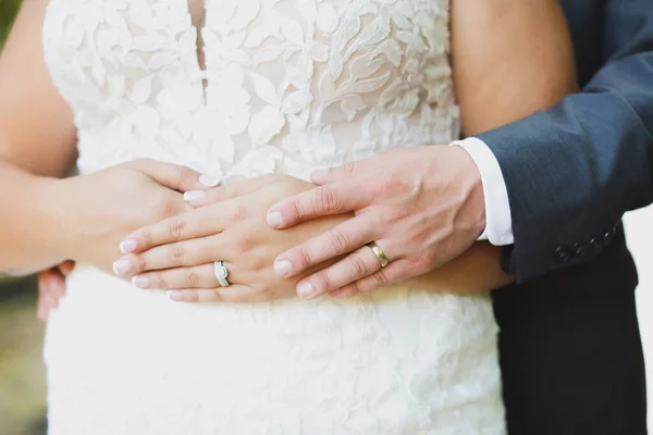 新郎新婦が結婚式の日に手を取り合って — ストック写真
