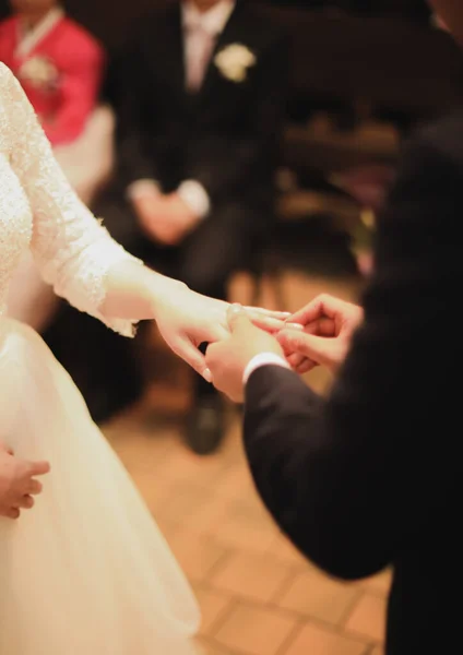 Jegygyűrűk Menyasszony Kezén — Stock Fotó