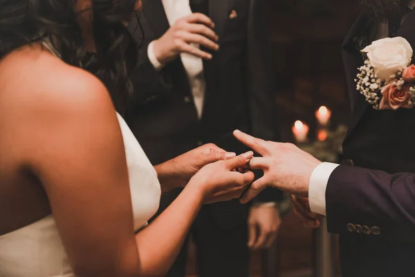 Casal Casamento Com Mãos Seu Noivo — Fotografia de Stock