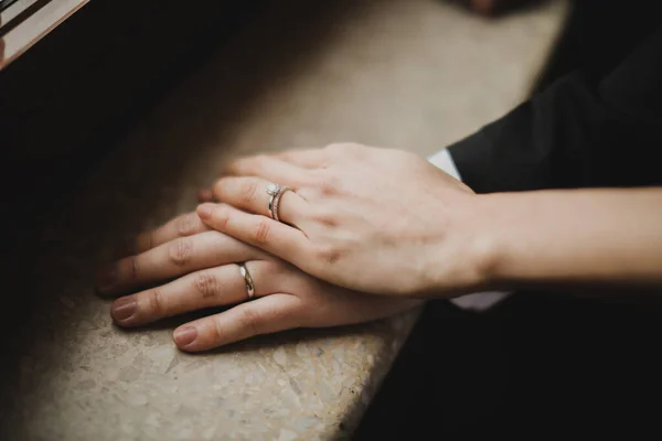 Jegygyűrűk Menyasszony Kezén — Stock Fotó