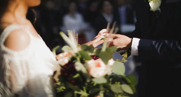 教会の背景に結婚指輪と花嫁 — ストック写真