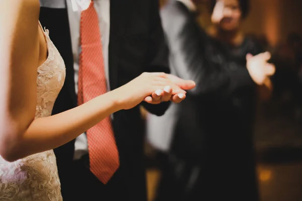 Noiva Noivo Mãos Dadas Anéis Casamento — Fotografia de Stock