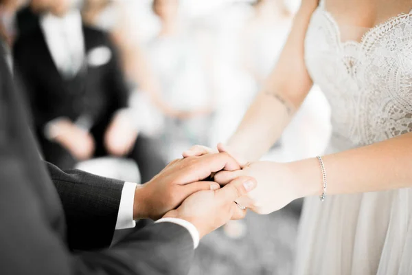 新郎新婦の手に結婚指輪 — ストック写真