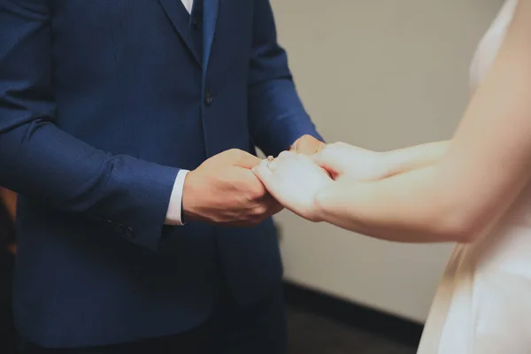 指輪を手にした結婚式のカップル — ストック写真