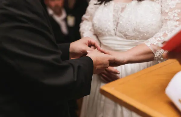 手放在桌上的新婚夫妇 — 图库照片