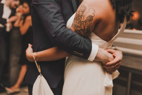 Noiva Noivo Mãos Dadas Anéis Casamento — Fotografia de Stock