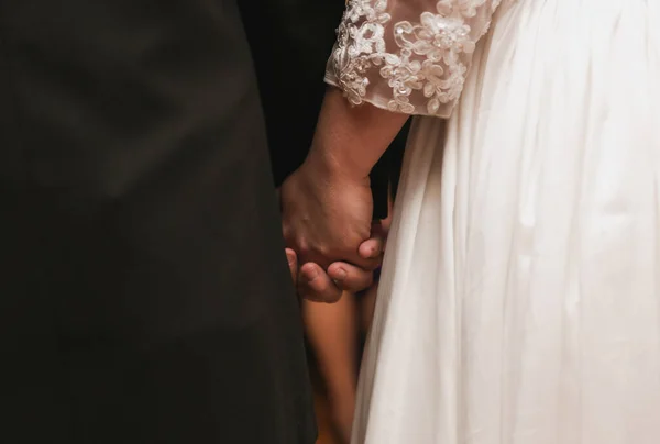 Menyasszony Vőlegény Kéz Kézben Esküvője Napján — Stock Fotó