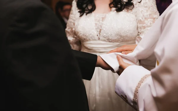 Jegyespár Gyűrűvel Háttérben Menyasszony — Stock Fotó