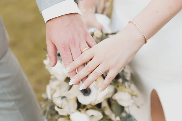 Jegygyűrűk Menyasszony Háttérben Friss Házasok — Stock Fotó