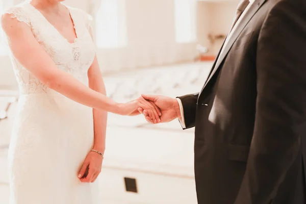 結婚式のカップルが手を取り手を置くと — ストック写真