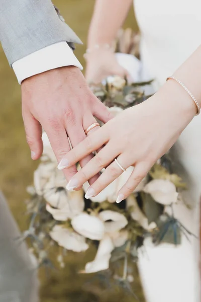 Alianças Casamento Noiva Fundo Dos Recém Casados — Fotografia de Stock