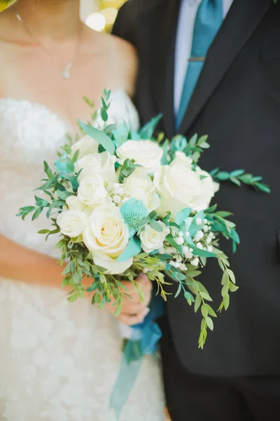 Красива Весільна Пара Букетом Квітів — стокове фото