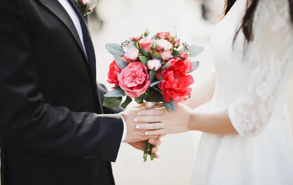 結婚式のカップルは手と新郎を持ち — ストック写真