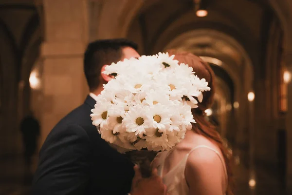 新娘和新郎手持一束鲜花 — 图库照片