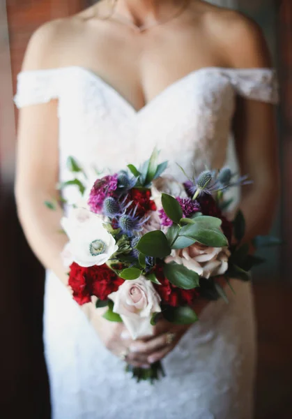 Pengantin Cantik Dengan Buket Pernikahan — Stok Foto