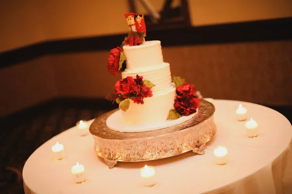 Schöne Hochzeitstorte Mit Kerzen Und Blumen — Stockfoto
