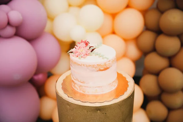 有粉红和白花的美味蛋糕 — 图库照片