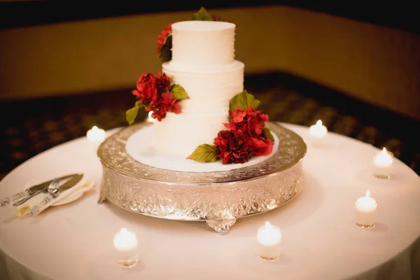 Hochzeitstorte Mit Kerzen Und Blumen — Stockfoto