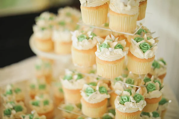 Deliciosos Cupcakes Con Crema Flores Mesa —  Fotos de Stock