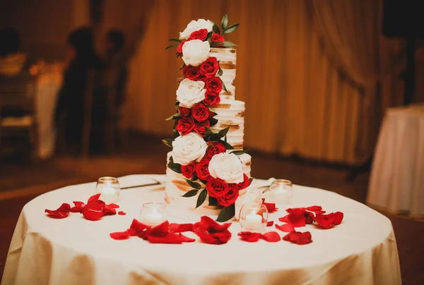 Trauringe Auf Einem Tisch Mit Blumen — Stockfoto