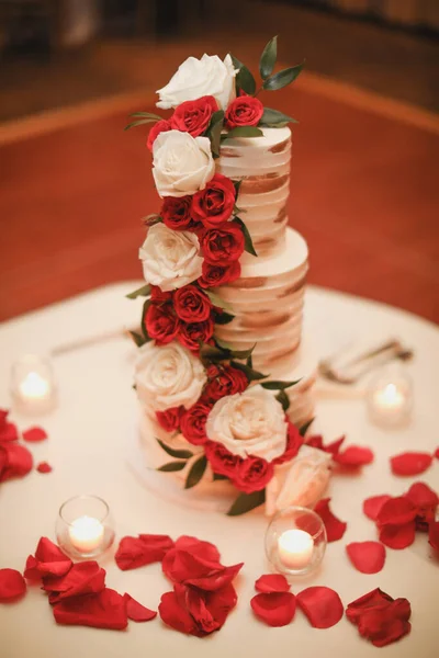 Anéis Casamento Com Rosas Velas — Fotografia de Stock