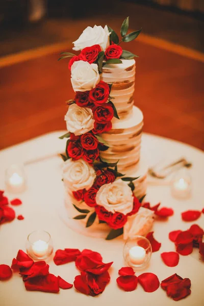 木製の背景に結婚指輪とバラ — ストック写真