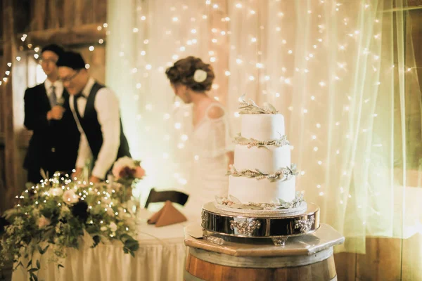 Hochzeitstorte Mit Kerzen Und Blumen — Stockfoto