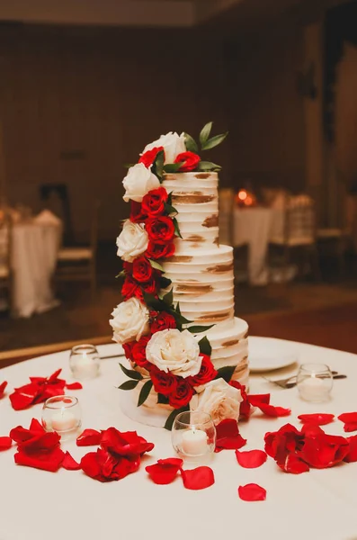 Hochzeitstorte Mit Blumen Und Kerzen — Stockfoto