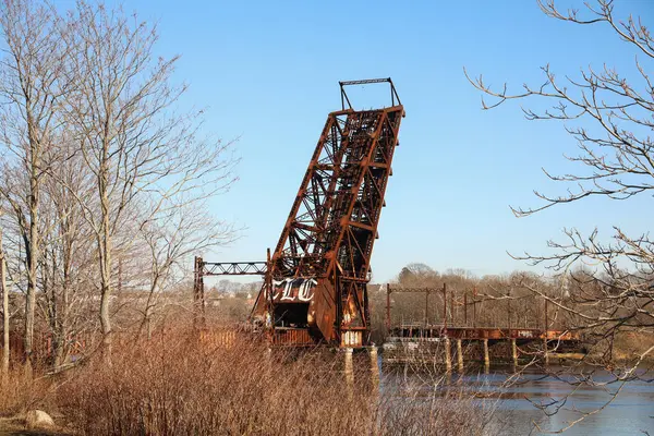 Stary Zardzewiały Metalowy Most Parku — Zdjęcie stockowe