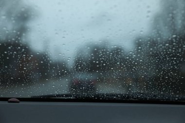 Pencereye yağmur damlaları