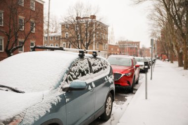 Şehirde karla kaplı yol