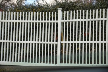 Metal parmaklıklı ve dikenli telli çitler.