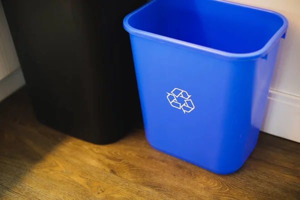 蓝色底色塑料垃圾桶 — 图库照片