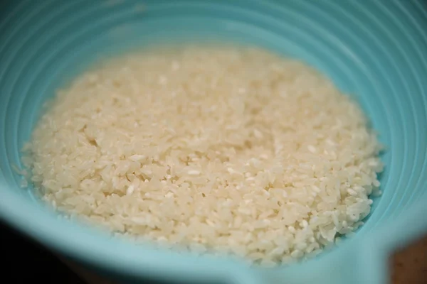 白い背景の茶碗の中の米は — ストック写真